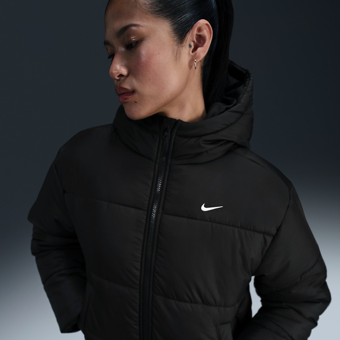 Nike Sportswear Classic Puffer Nike Sportswear Classic Puffer Therma-FIT 女子宽松连帽夹克