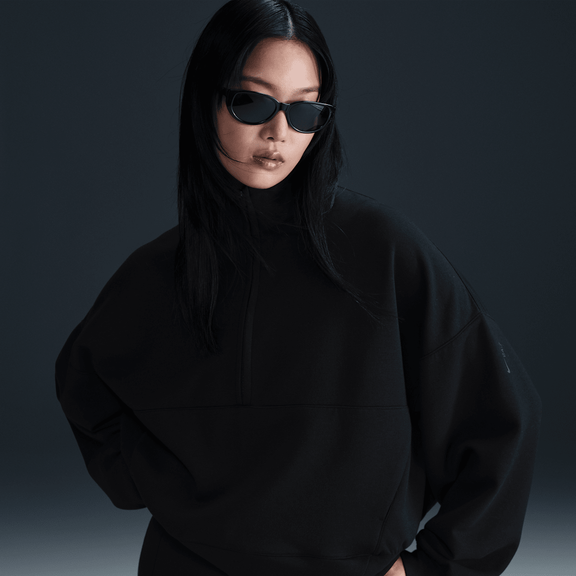 Nike 24.7 ImpossiblySoft Dri-FIT 超感柔软女子 Oversize 风速干半长拉链开襟上衣