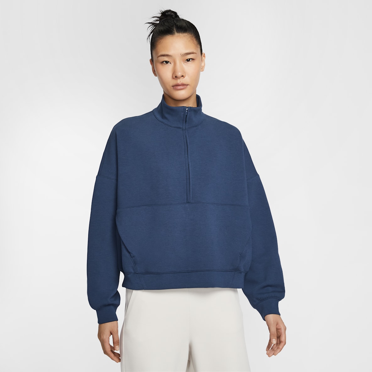 Nike 24.7 ImpossiblySoft Nike 24.7 ImpossiblySoft Dri-FIT 超感柔软女子 Oversize 风速干半长拉链开襟上衣