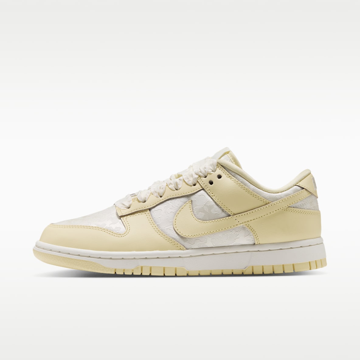 Nike Dunk Low SE 女子运动鞋