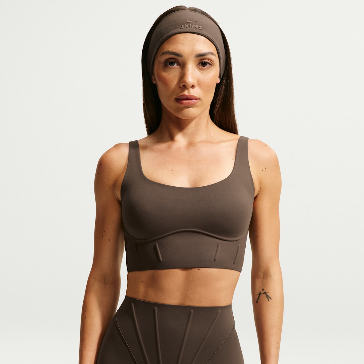 NikeSKIMS Matte 女子速干束胸长款运动内衣