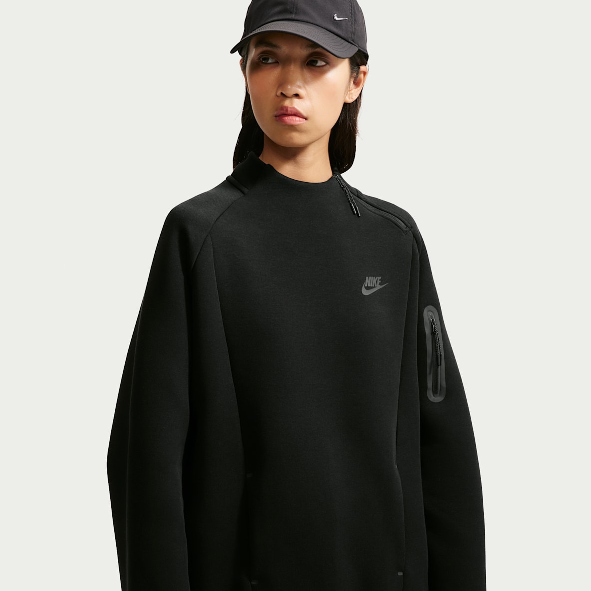 Nike Tech Fleece 女子宽松领口不对称拉链开襟运动衫