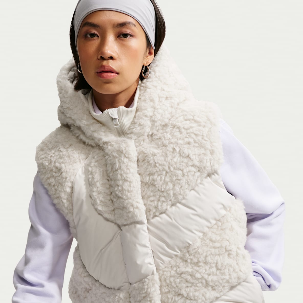 Nike Sportswear Swoosh Series Therma-FIT 女子宽松仿羊羔绒拼接连帽羽绒马甲