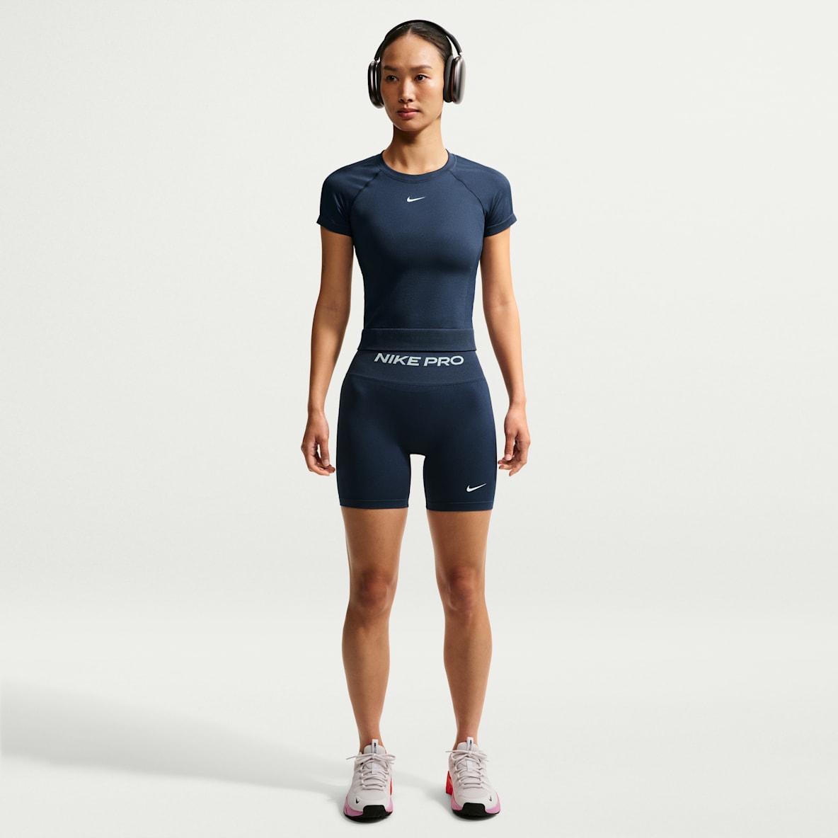 Nike Pro Dri-FIT 女子平整缝线速干高腰塑形训练骑行短裤