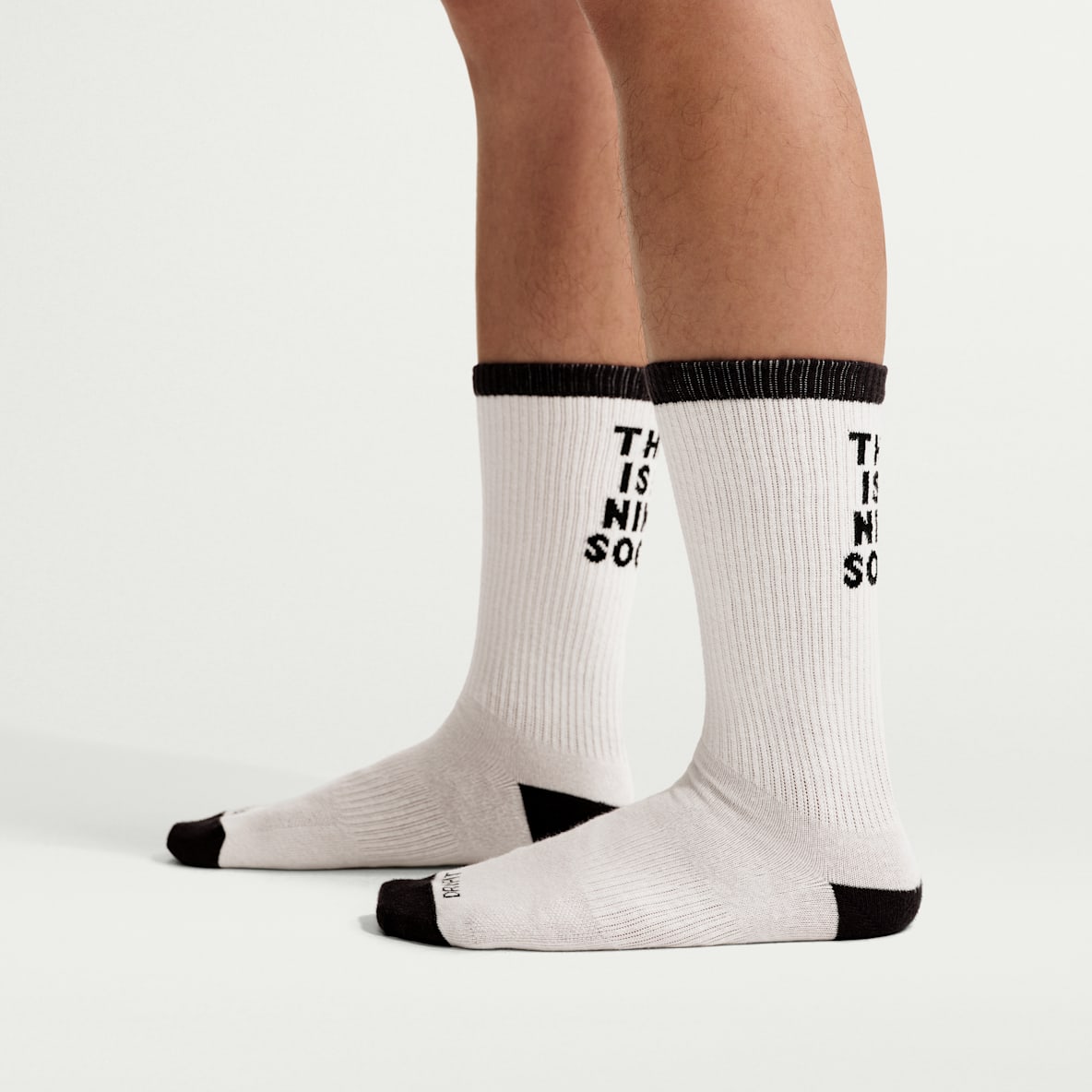 Nike Everyday Plus 速干轻便型中筒运动袜(1 双)