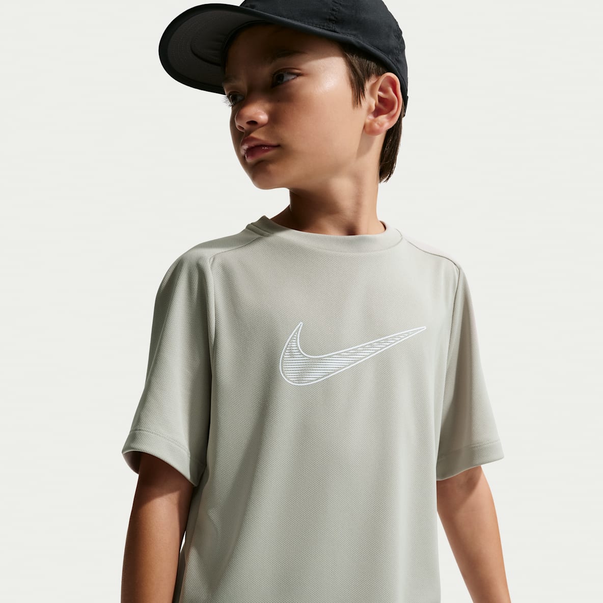 Nike Multi Dri-FIT 大童（男孩）速干短袖训练上衣