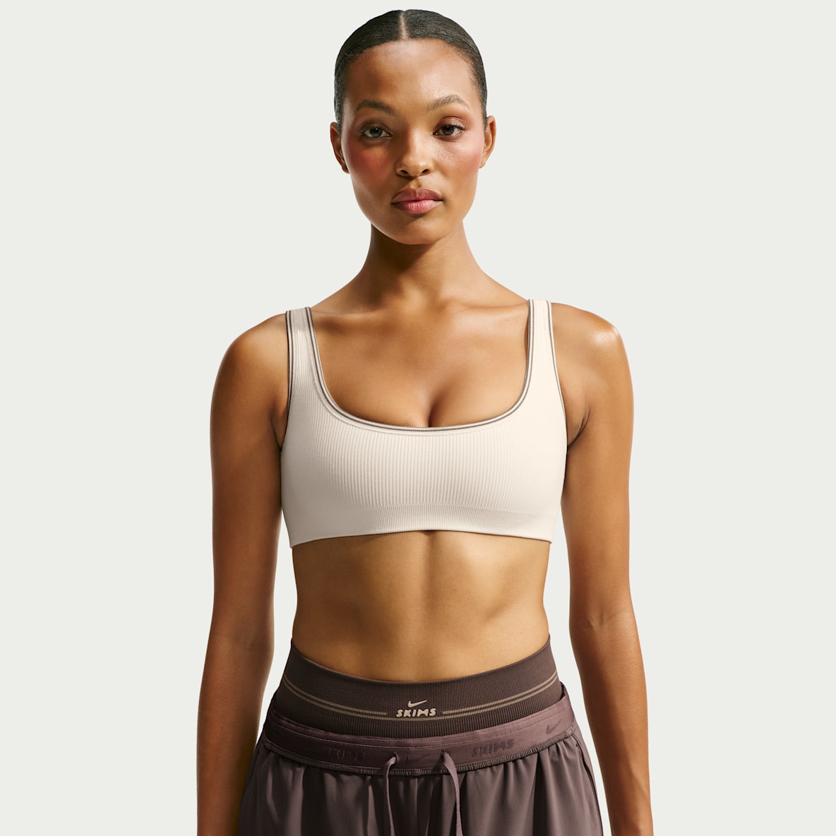 NikeSKIMS Ribbed 女子 U 领运动内衣（无胸垫）