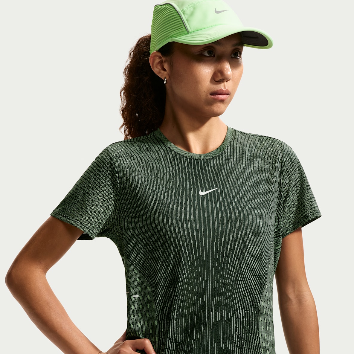 Nike Swift Aero-FIT 女子短袖跑步上衣