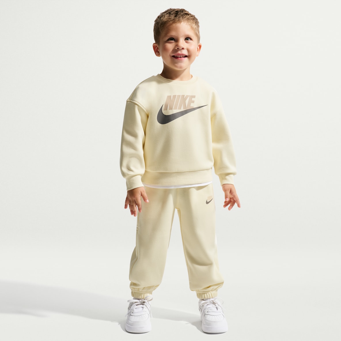 Nike 婴童柔软加绒圆领上衣和长裤套装