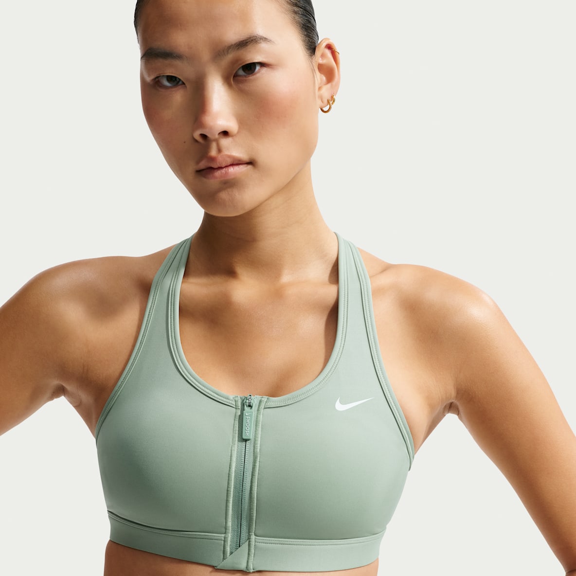 Nike Swoosh 女子中强度支撑速干衬垫前拉链运动内衣