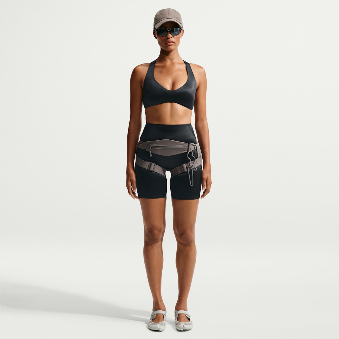 NikeSKIMS Satin Shine 女子速干粘合中腰骑行短裤