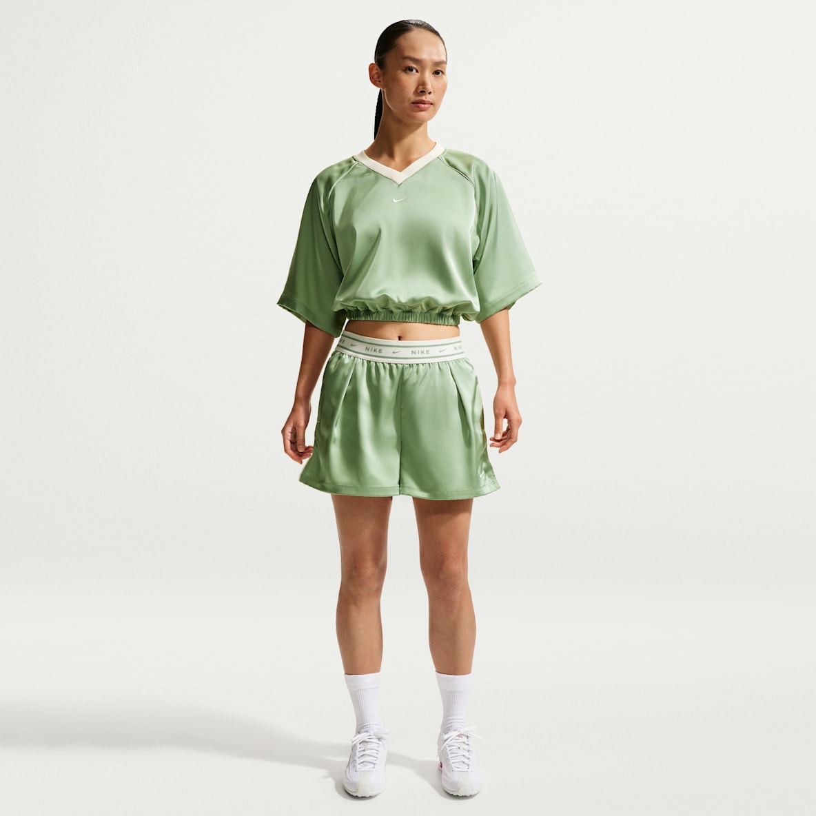 Nike Sportswear 女子宽松中腰缎面短裤