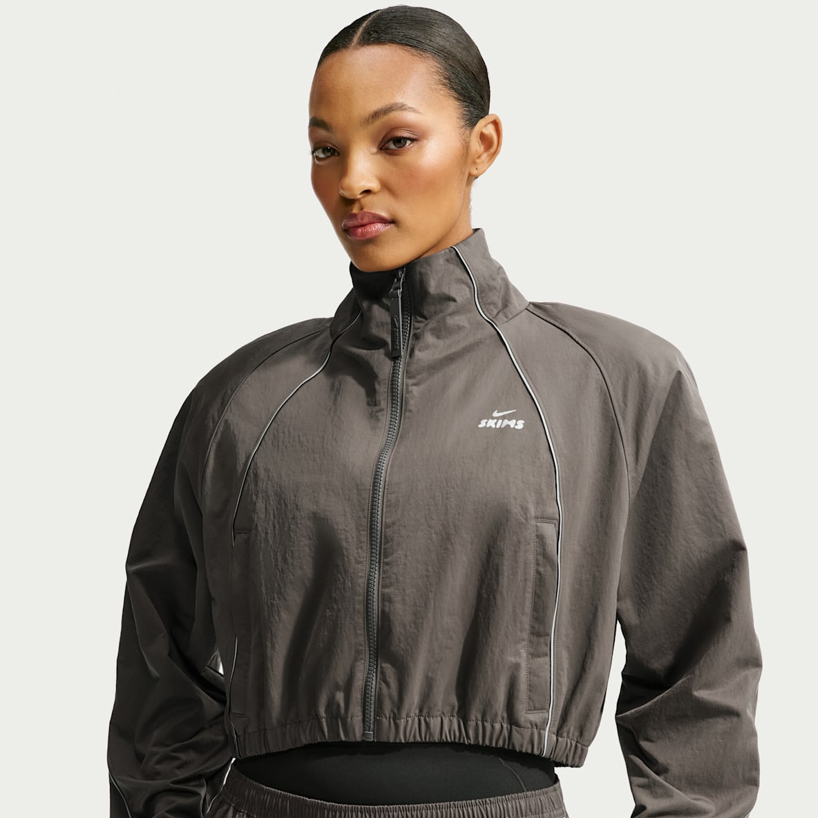 NikeSKIMS Crunchy Nylon 女子短款夹克