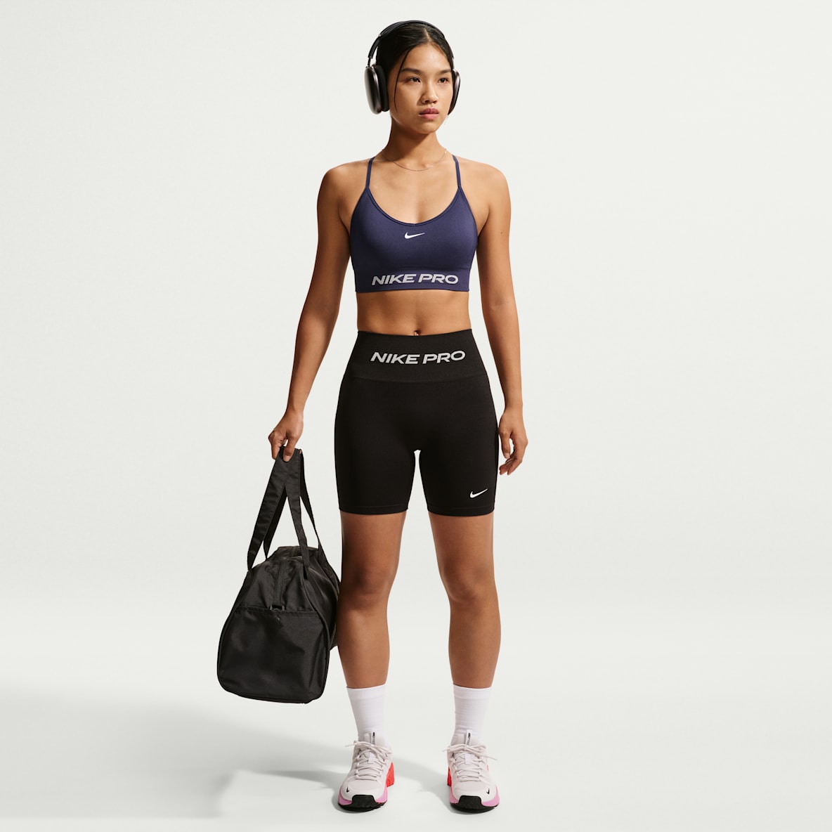 Nike Pro Dri-FIT 女子平整缝线速干高腰塑形训练骑行短裤