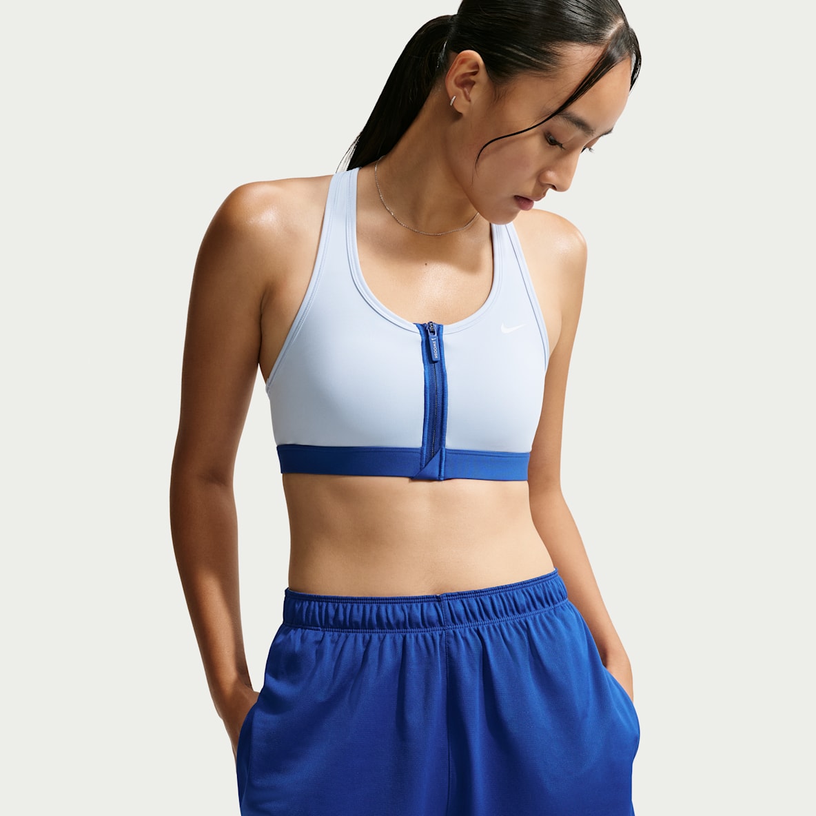 Nike Swoosh 女子中强度支撑速干衬垫前拉链运动内衣