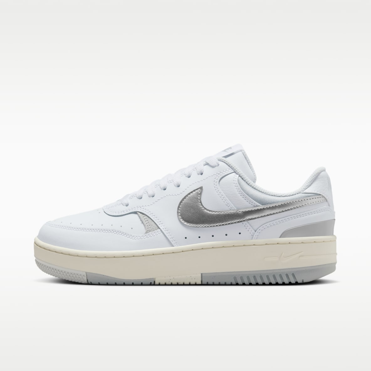 Nike Gamma Force 女子运动鞋