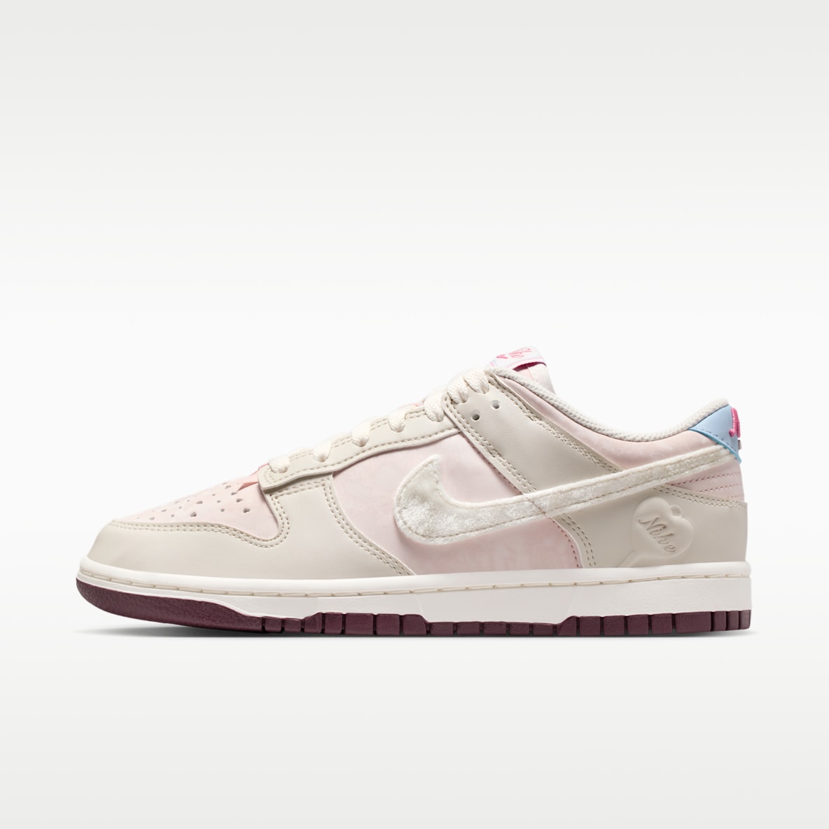 Nike Dunk Low 情人节系列女子运动鞋