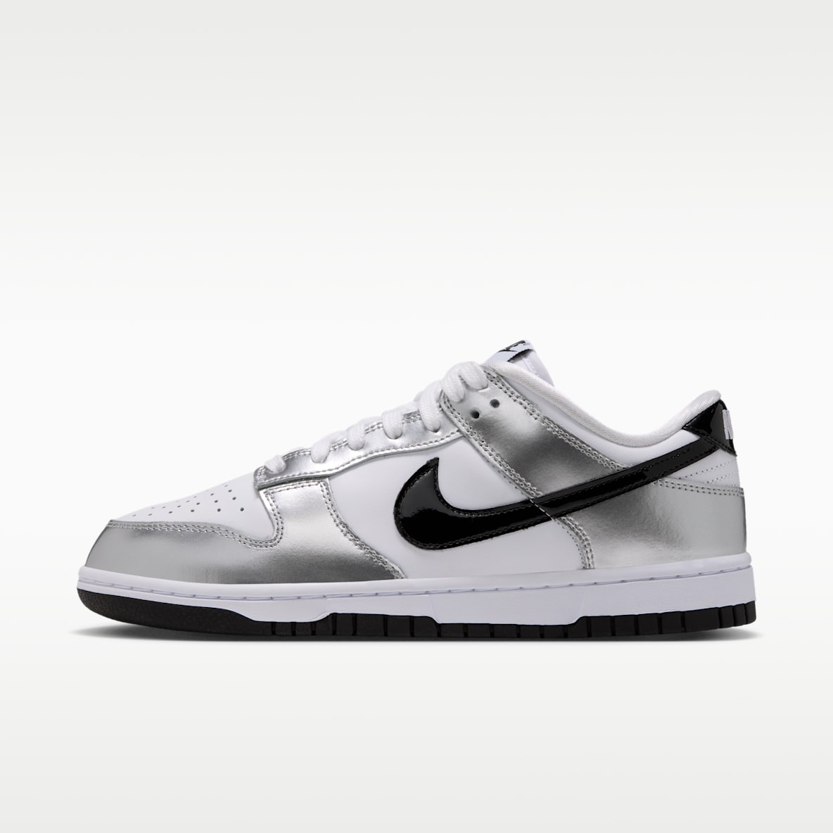 Nike Dunk Low SE 女子运动鞋