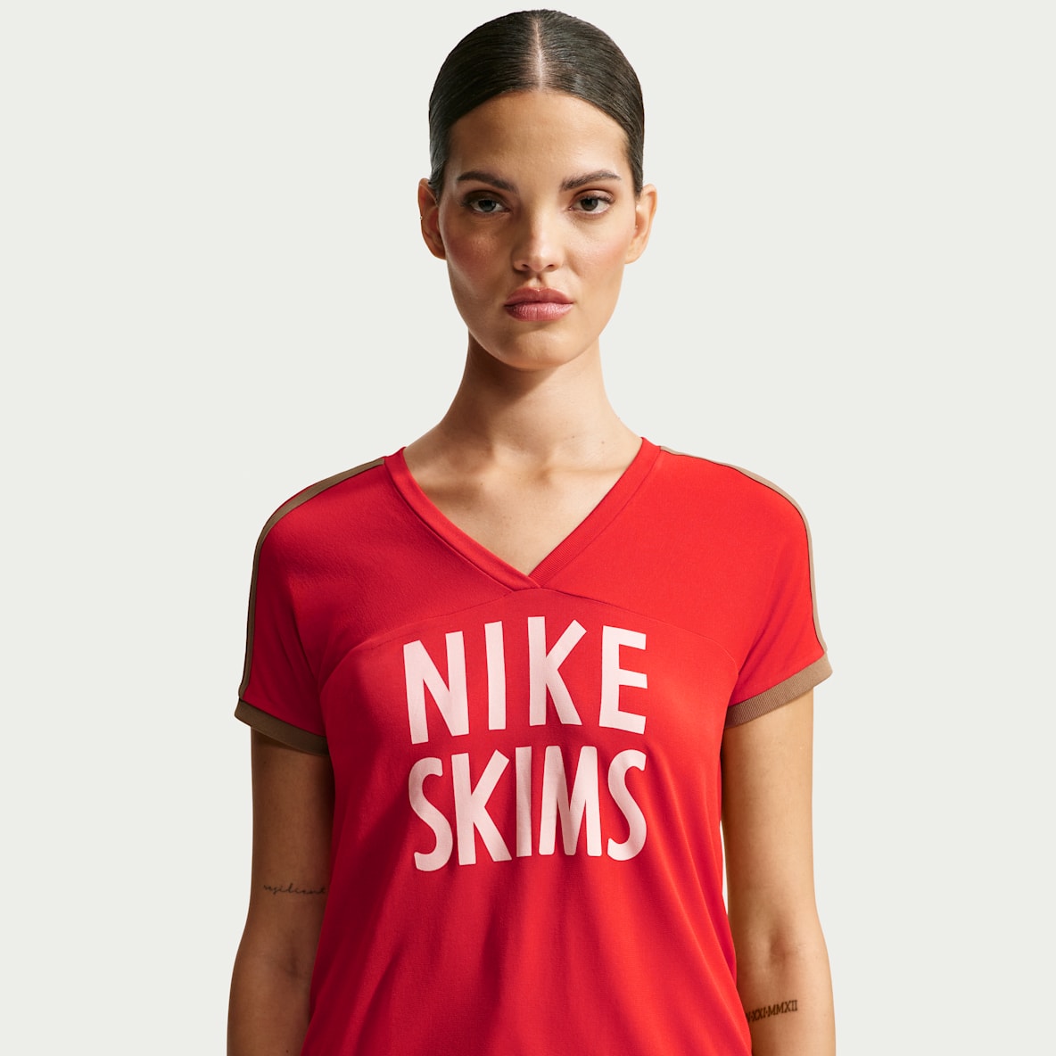NikeSKIMS Stretch Knit 2.0 女子速干 V 领短袖上衣