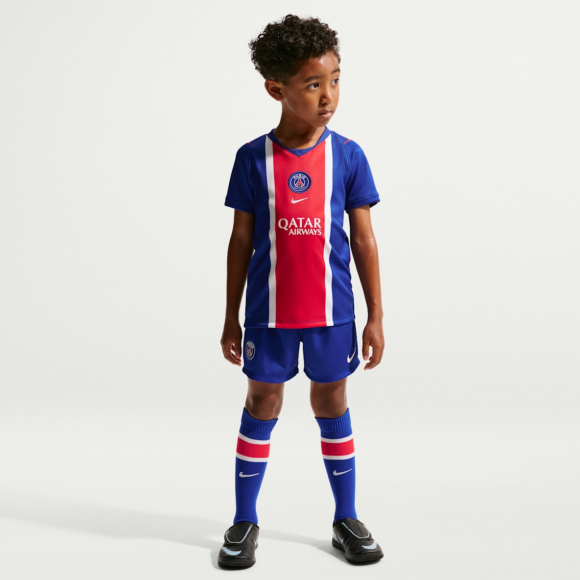 2026 赛季巴黎圣日耳曼主场球迷版 Nike 幼童足球短袖T恤、短裤和足球袜套装