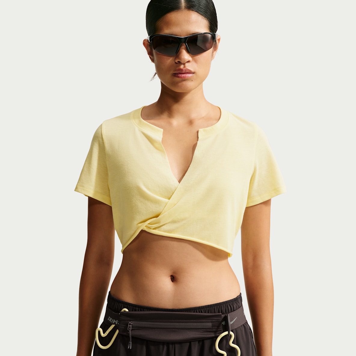 NikeSKIMS Performance Cotton Blend 女子速干 V 领短款扭结式短袖上衣