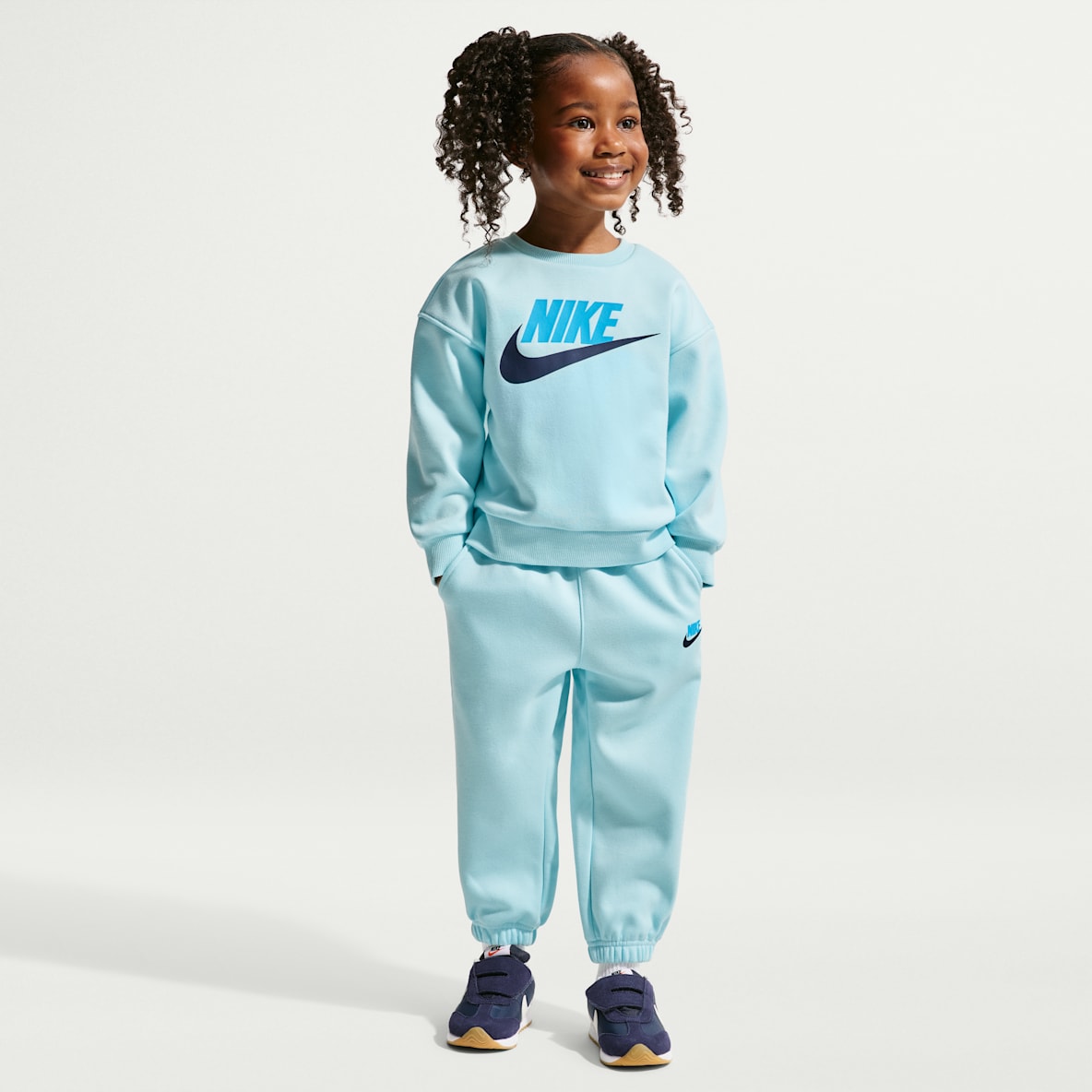 Nike 婴童柔软加绒圆领上衣和长裤套装