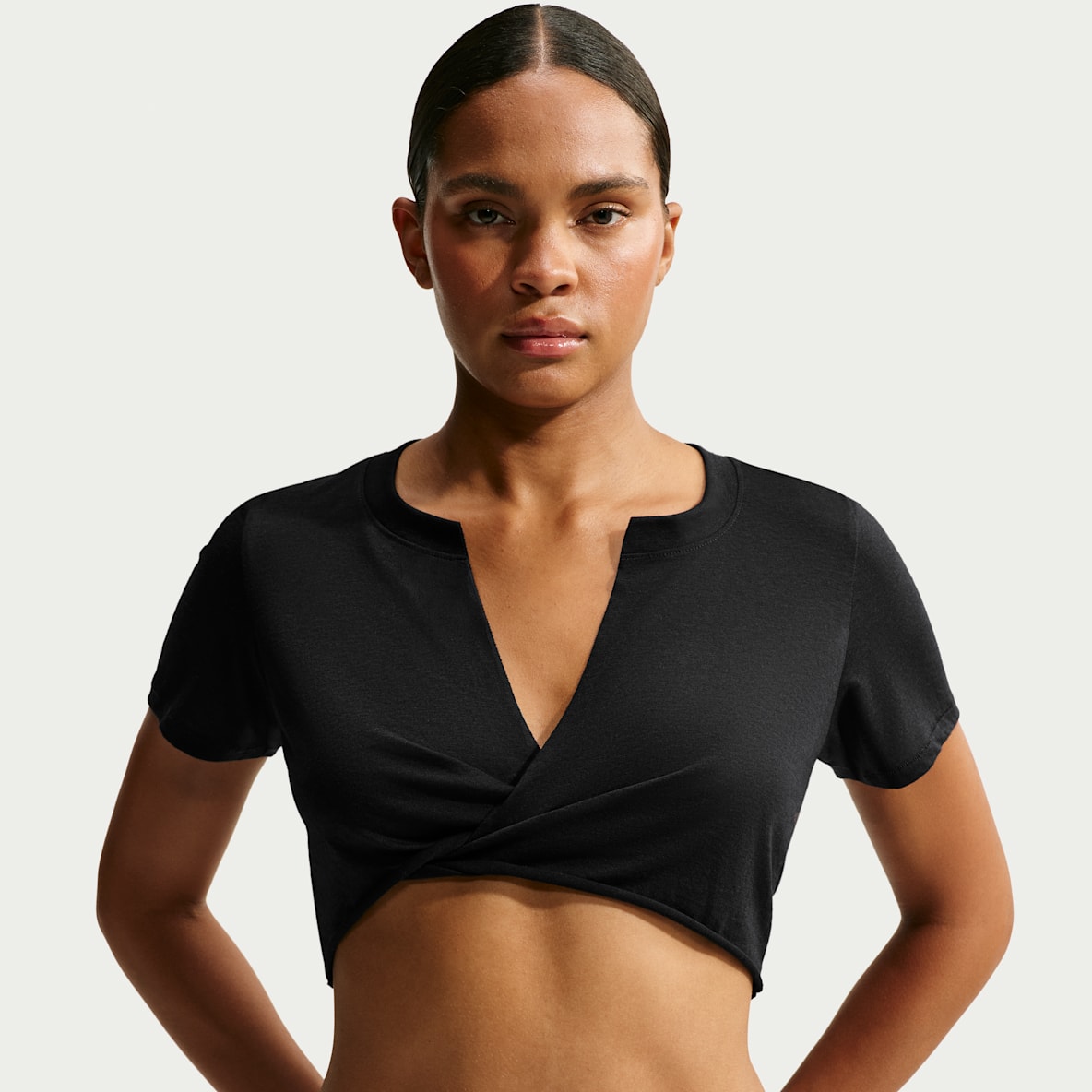 NikeSKIMS Performance Cotton Blend 女子速干 V 领短款扭结式短袖上衣