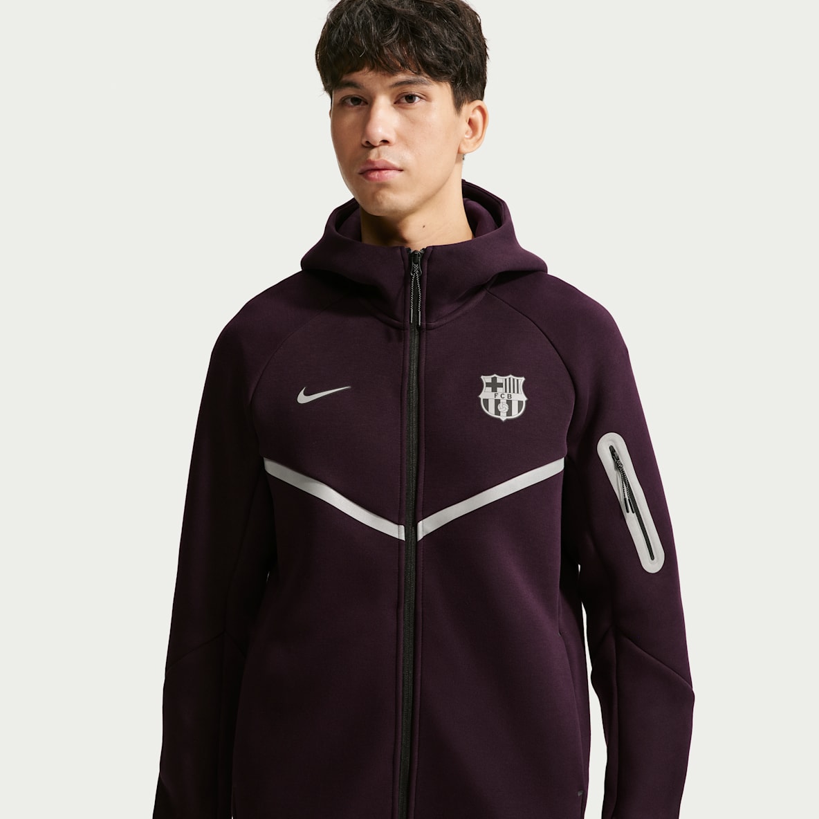 巴萨(巴塞罗那足球俱乐部) Tech Windrunner Nike 男子反光装饰足球全长拉链开襟夹克