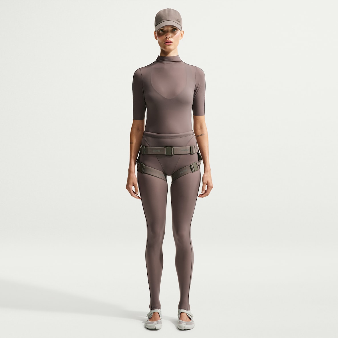 NikeSKIMS Weightless 女子高腰 V 型拼接紧身裤