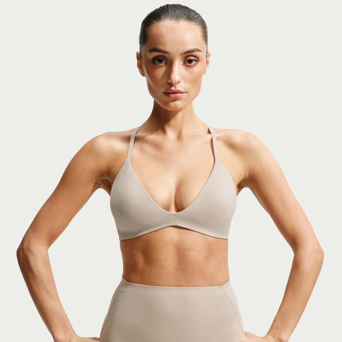 NikeSKIMS Studio Stretch 女子速干三角式运动内衣