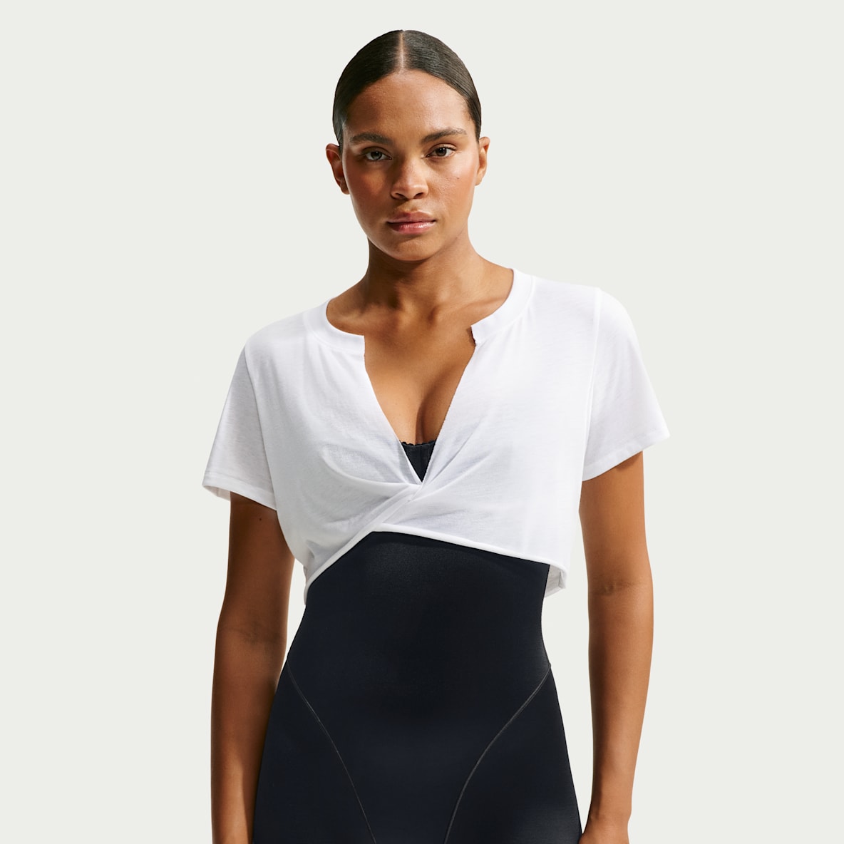 NikeSKIMS Performance Cotton Blend 女子速干 V 领短款扭结式短袖上衣