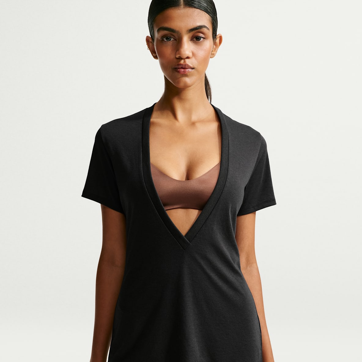 NikeSKIMS Performance Cotton Blend 女子速干 V 领短袖上衣