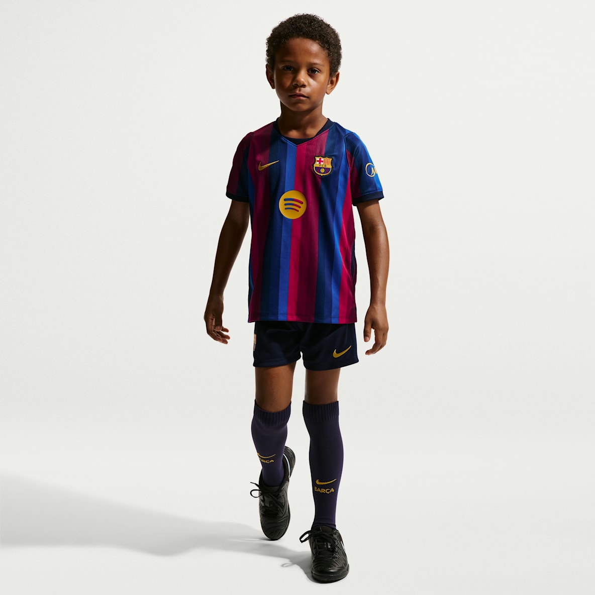 2026 赛季巴萨主场球迷版 Nike 幼童足球短袖T恤、短裤和足球袜套装