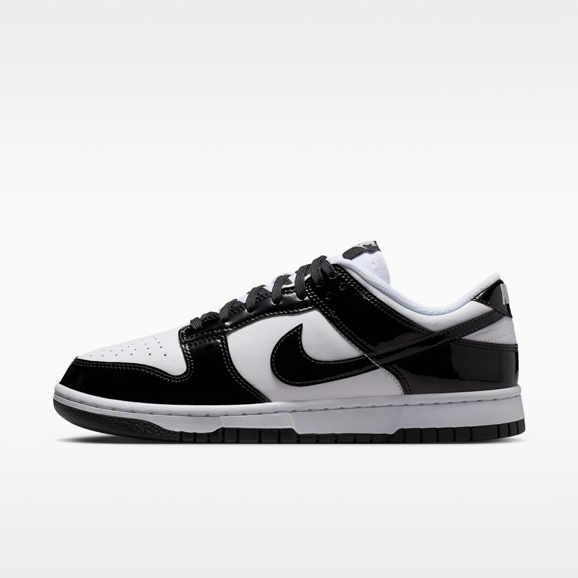 Nike Dunk Low SE 女子运动鞋