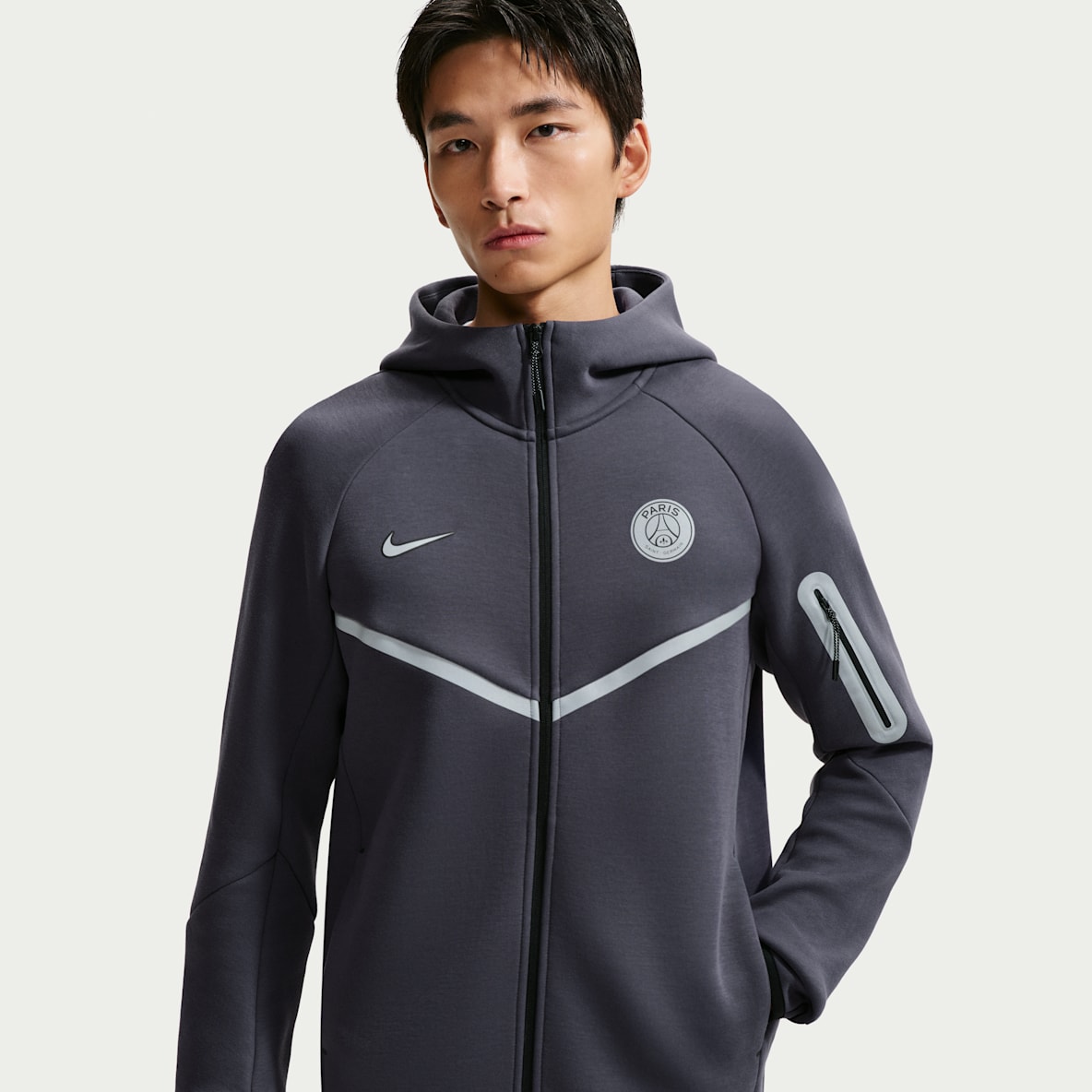 巴黎圣日耳曼足球俱乐部 Tech Windrunner Nike 男子反光装饰足球全长拉链开襟夹克