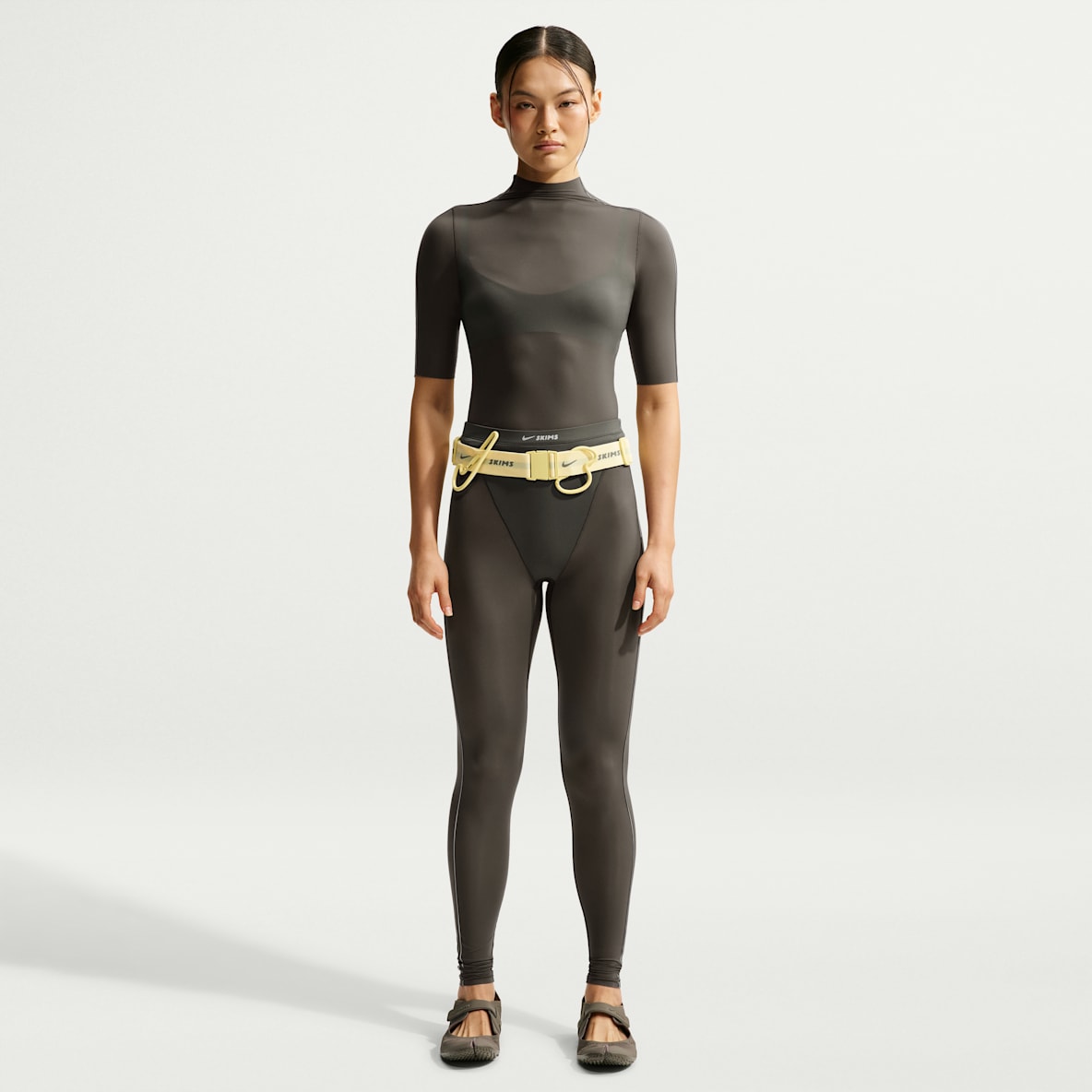 NikeSKIMS Weightless 女子高腰 V 型拼接紧身裤