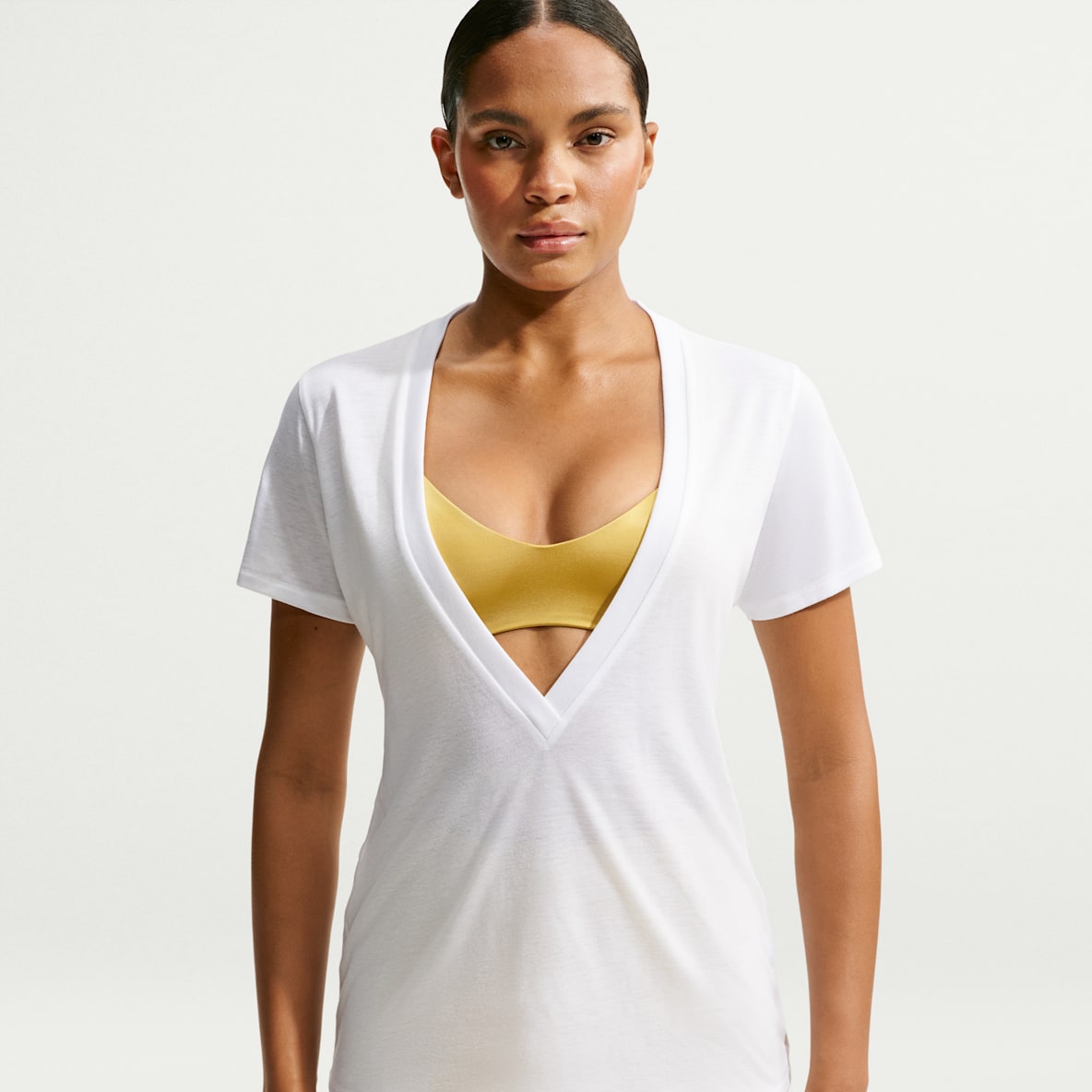 NikeSKIMS Performance Cotton Blend 女子速干 V 领短袖上衣