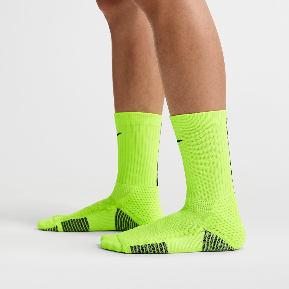 Nike Elite 2.0 舒适速干中筒运动袜(1 双)