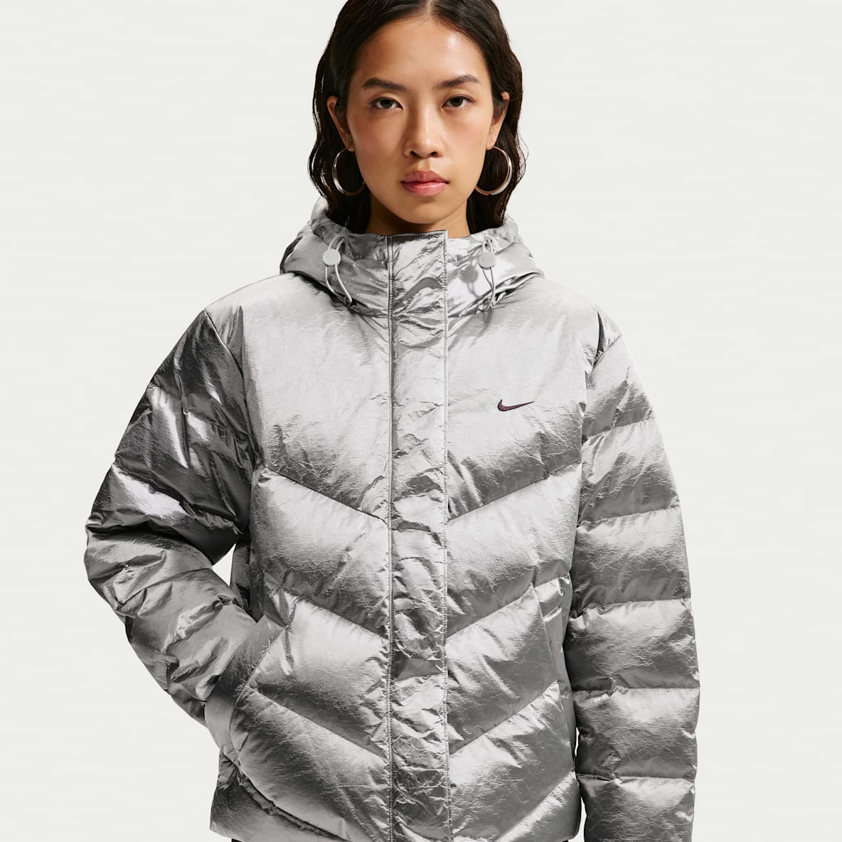 Nike Sportswear Windpuffer Therma-FIT 女子亮面宽松连帽羽绒夹克