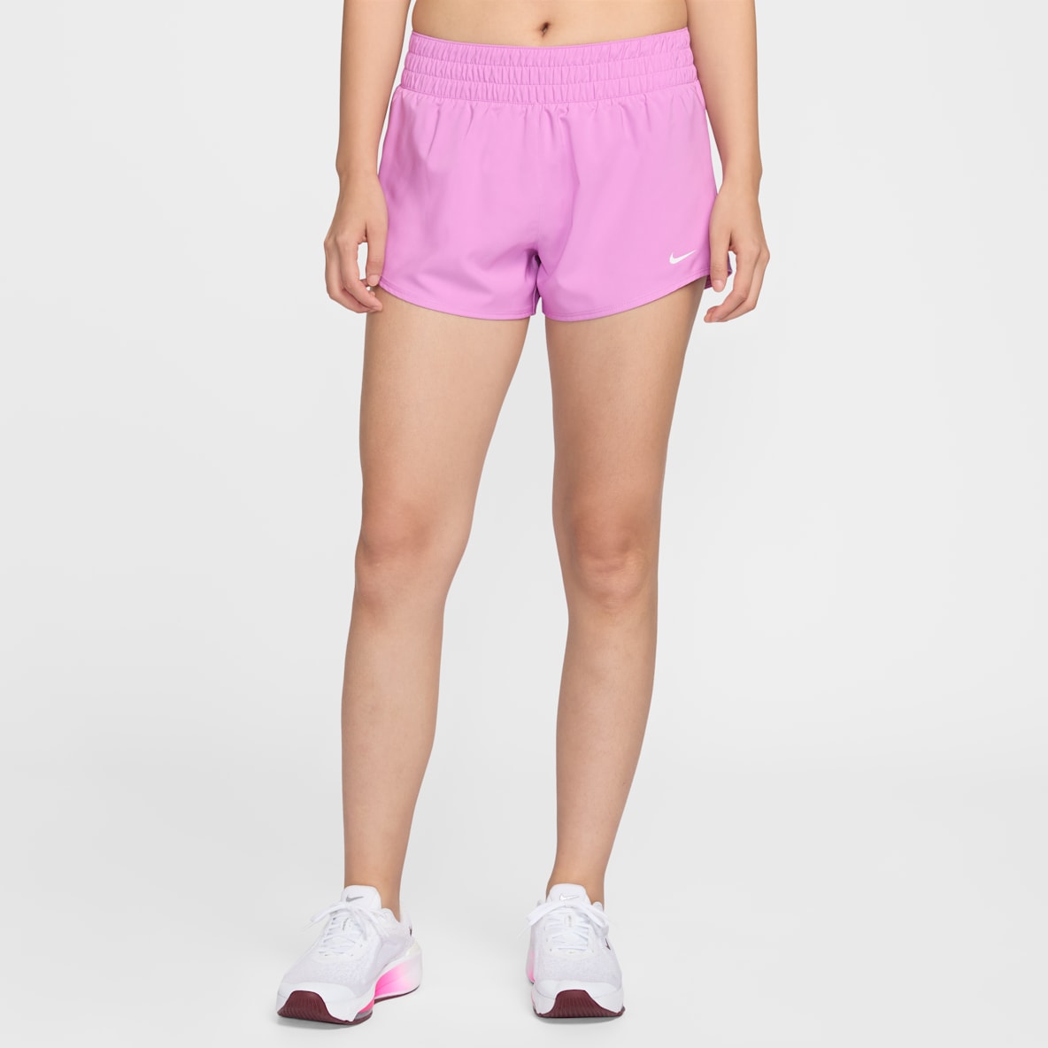 Nike Dri-FIT One 女子速干中腰短裤（含衬裤）