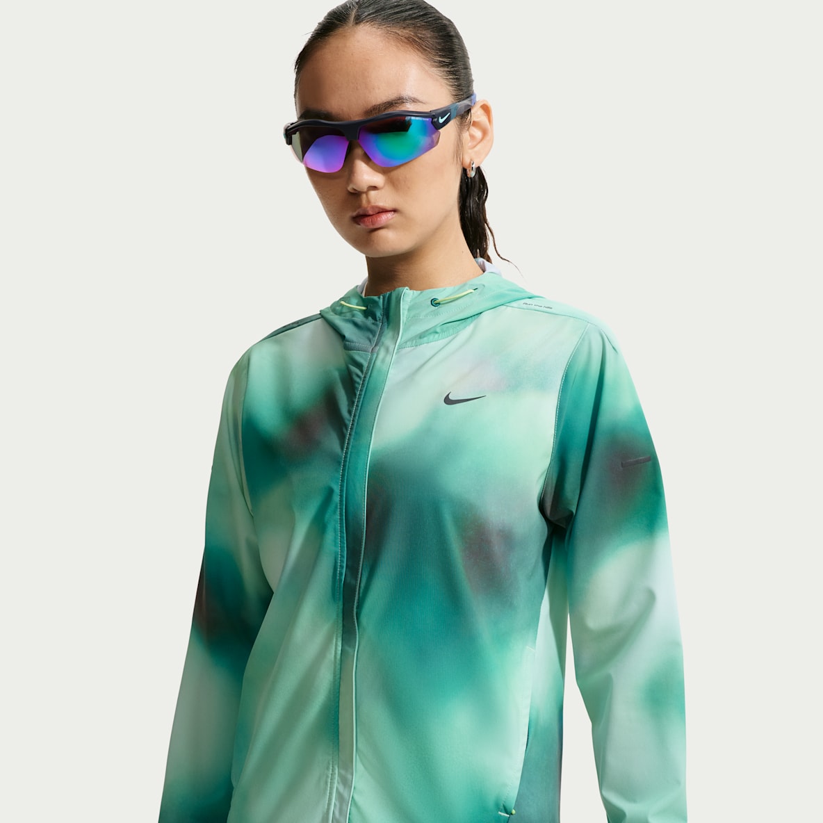 Nike Swift Repel 女子拒水跑步夹克防晒衣