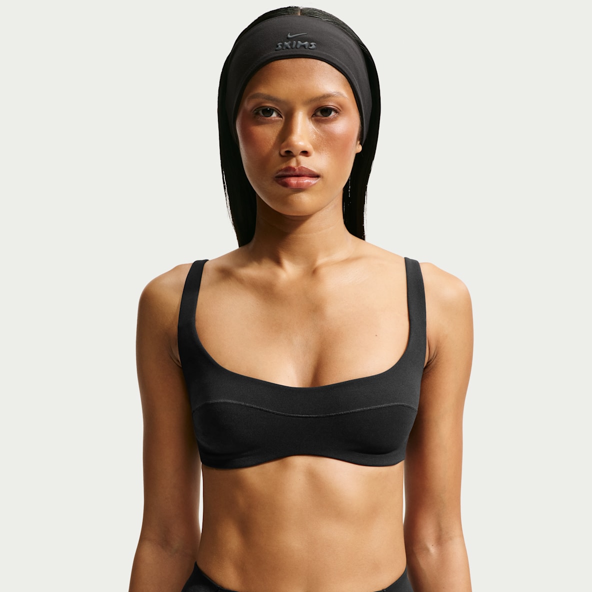 NikeSKIMS Studio Stretch 女子速干运动内衣
