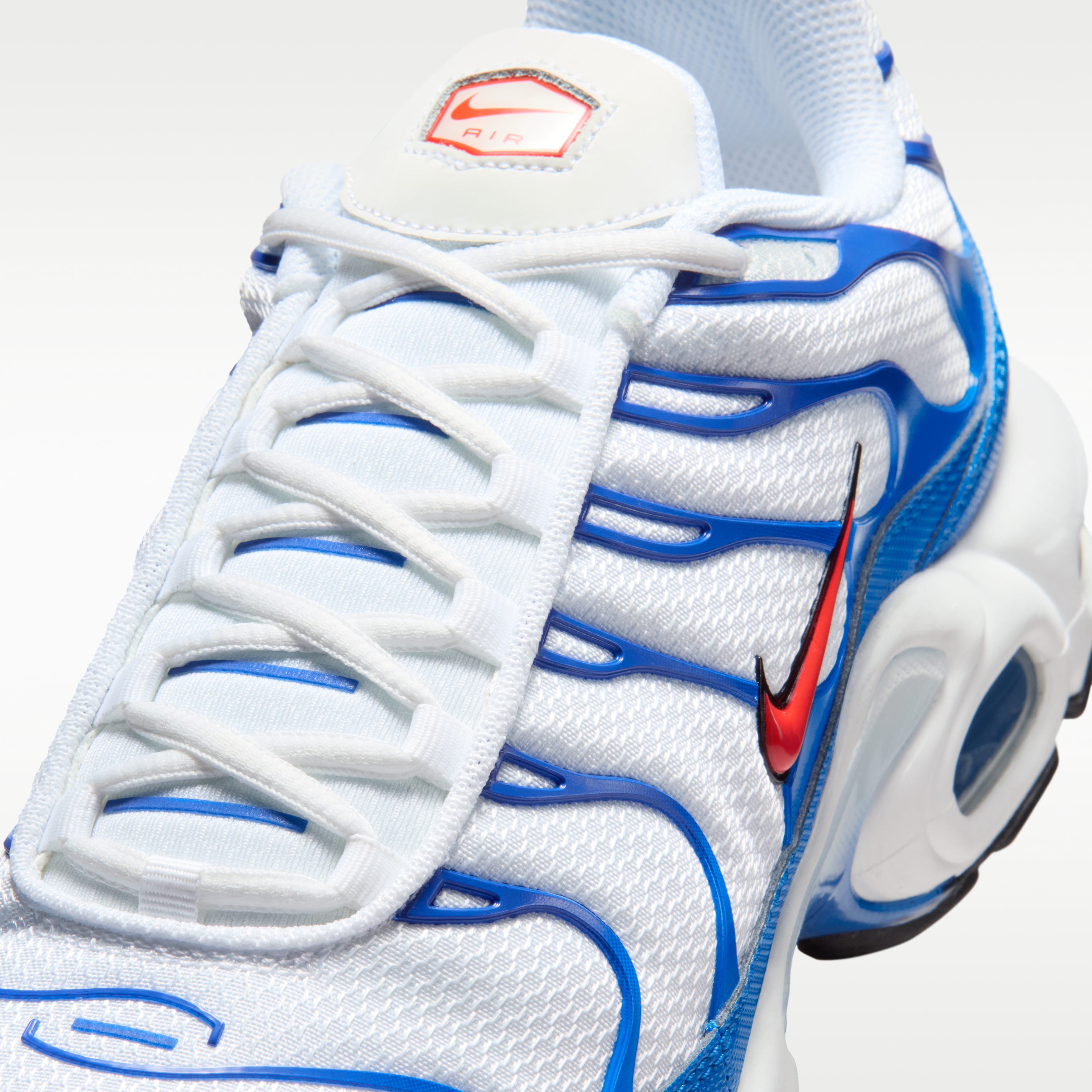 как выглядит Nike Air Max Plus Running Shoes Unisex White Blue - DM0032-107 фото